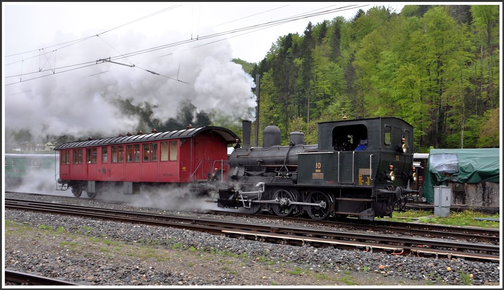 Als zweite Lok stellt die E 3/3 Nr 10 ihren Zug in Bauma zusammen. (03.05.2015)