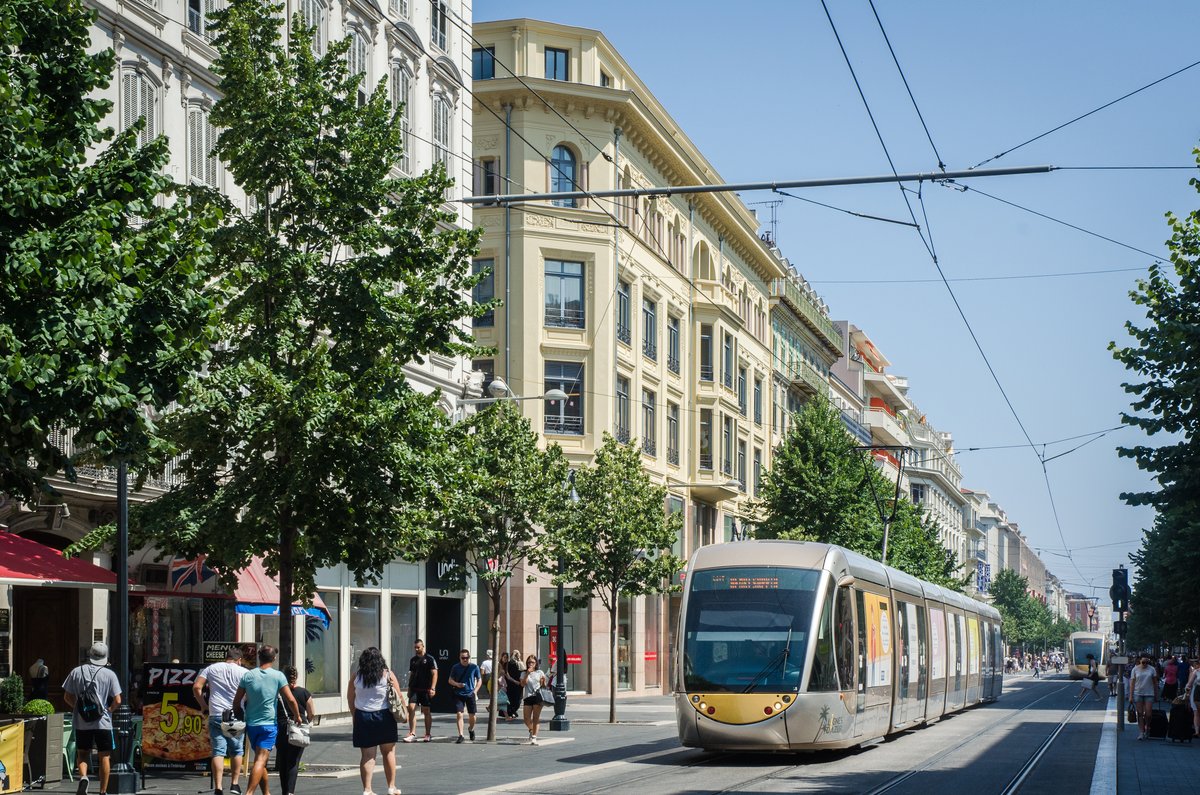 Alstom Citadis 001 im Verlauf der  Avenue Jean Médecin  kurz nach der Kreuzung mit der  Rue Pastorelli  am 16.Juli.2015