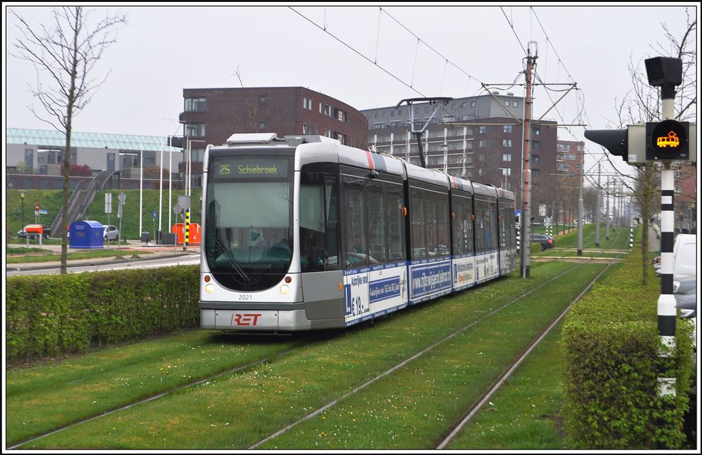 Alstom Citadis 2021 in Carnisselande breit zur Fahrt nach Schierbroek. (05.04.2014)