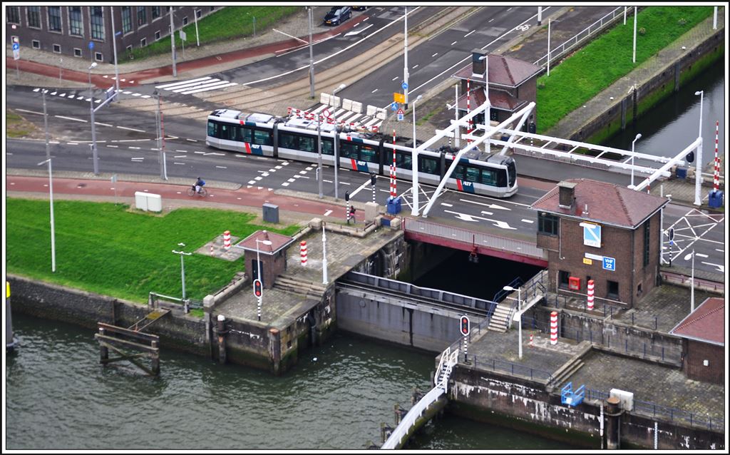 Alstom Citadis fotografiert vom Euromast herunter. (06.04.2014)