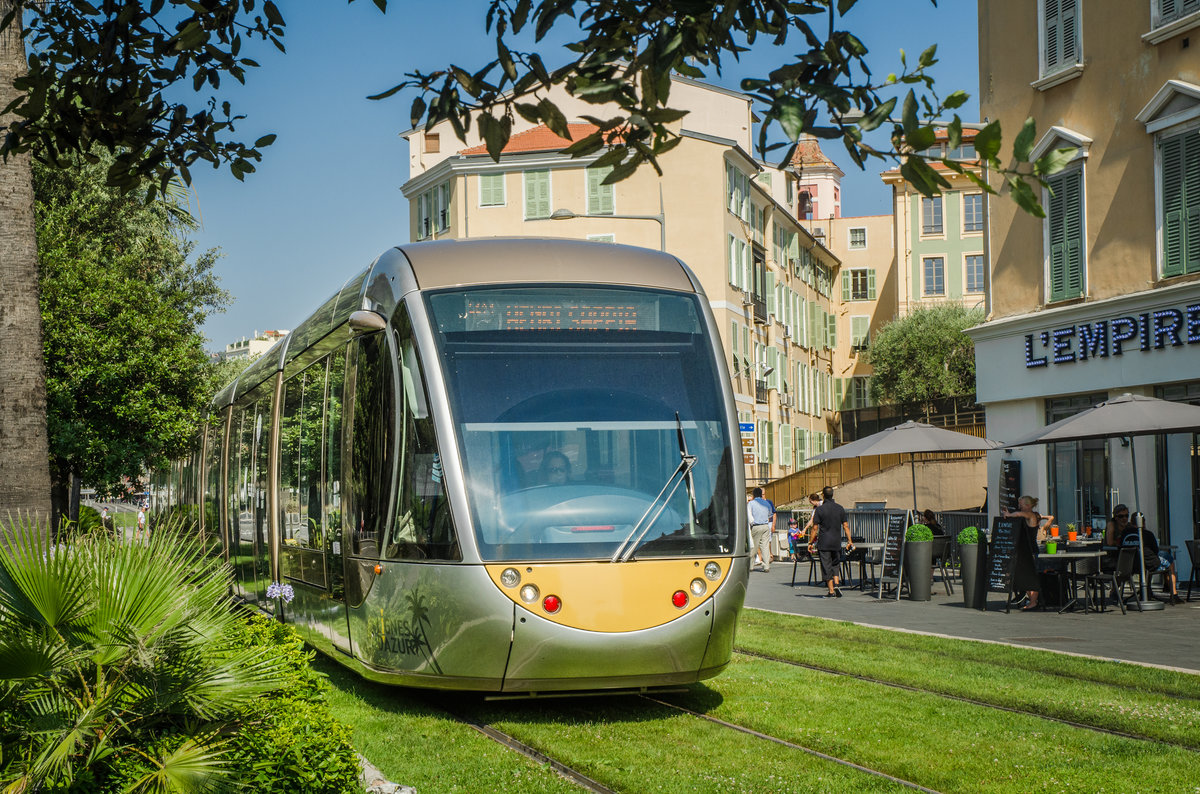 Alstom Citadis, Nizza 016

Citadis 016 am 14.Juli.2015 im oberleitungsfreien Streckenabschnitt am  Boulevard Jean Jaurés  kurz vor dem  Place Masséna 