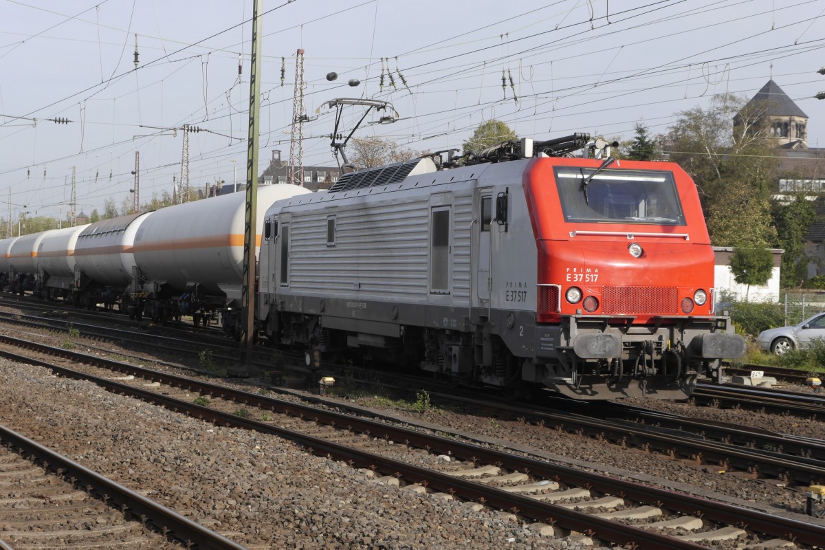 Alstom-Lok E 37 517 der CBR (91 87 0037 517-6 F-CBR) mit langem Kesselwagenzug in Düsseldorf-Rath, 27.10.14.