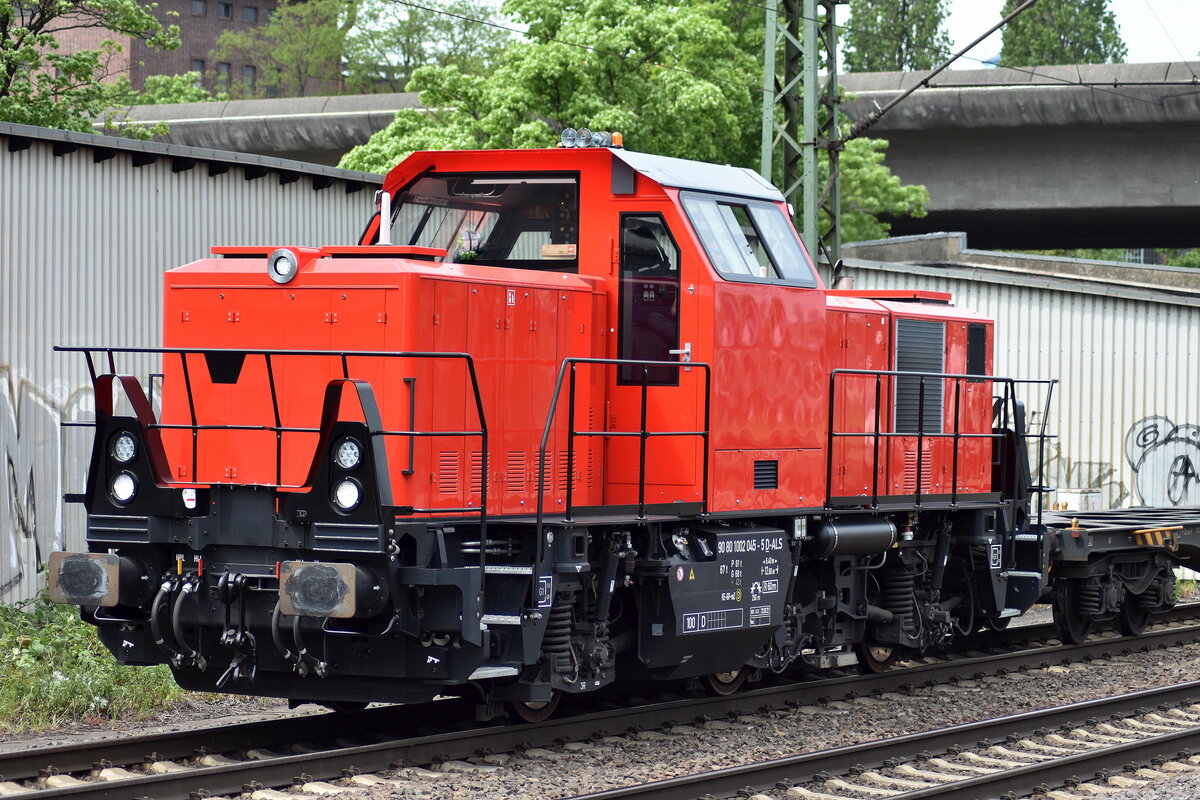 ALSTOM Lokomotiven Service GmbH, Stendal (ALS) Hybridlok vermietet an? mit der roten Lok (NVR:  90 80 1002 045-5 D-ALS ) und Containertragwagen (leer) bei Rangiertätigkeiten im Hamburger Hafen hier am 22.05.23 Bahnhof Hamburg-Harburg.