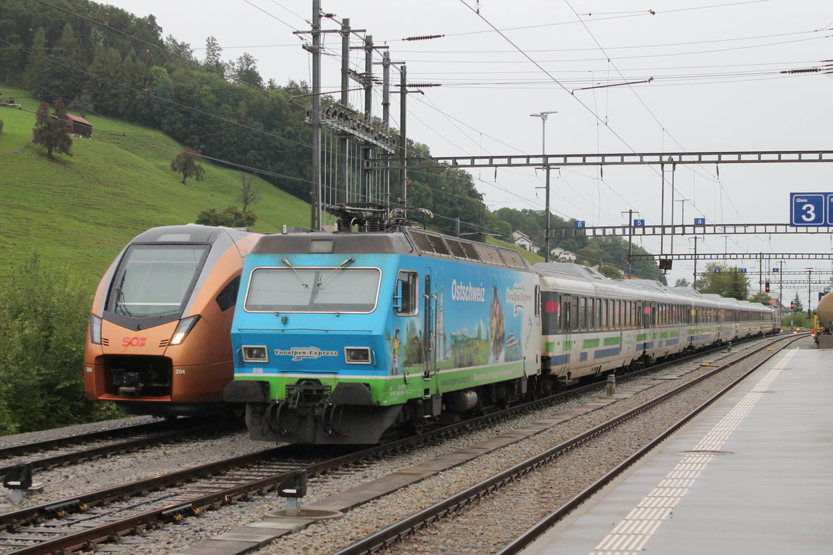 Alt & Neu für den Voralpen-Express am 8.9.2019 in Herisau. Links der neue Traverso RABe 526 204 und davor die Re 456 096-7 ''Voralpen Express''.