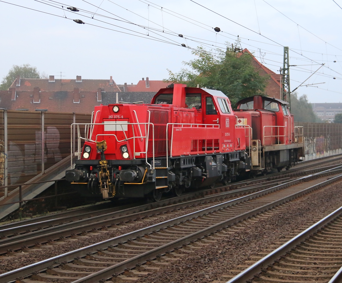 Alt und neu: 261 075-6 mit 294 655-6 als kleiner Lokzug aus Richtung Seelze kommend. Aufgenommen am 02.10.2014 in Hannover Linden-Fischerhof.