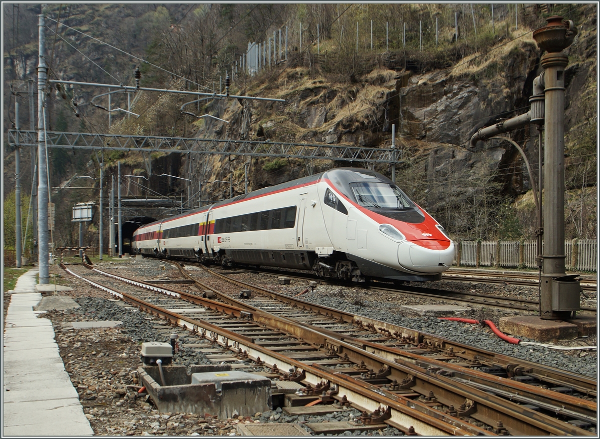 Alt und neu: Ein SBB ETR 610, auch  Pinocchio  genannt, als EC 34 von Milano Centrale nach Genève unterwegs bei einem Wasserkran, aus scheinbar römischen Zeiten in Iselle di Trasquera
11. April 2015

