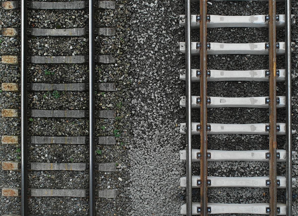 Alt und neu nebeneinander - Durch den Blick von oben ein direkter Vergleich zwischen dem zwischen Erbach und Ulm-Einsingen erneuerten und noch nicht eingeschotterten Gleis, das nach Ulm führt und dem 'Alten', Richtung Bodensee führenden Gleis. Bild entstand am 16.10.2014 von der Brücke beim Fluglatz Erbach.