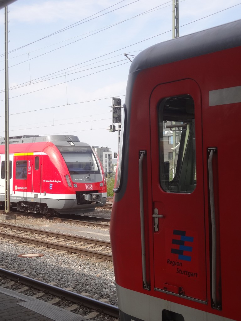 Alt und neu der S-Bahn Stuttgart: Während eine 420-Garnitur als S60 gleich abfährt, ist 430 069 nur abgestellt. Böblingen, April 2014.