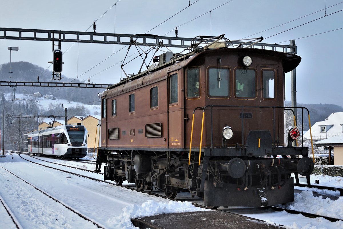  Alt  tifft  Neu : Thurbo RABe 526 720-8 begengnet die Be 4/4 BT 14 der Eurovapor am 18. Dezember 2017 bei einem Halt im Bahnhof Embrach-Rorbas. 
Inzwischen ist hier der Schnee leider schon komplett geschmolzen...