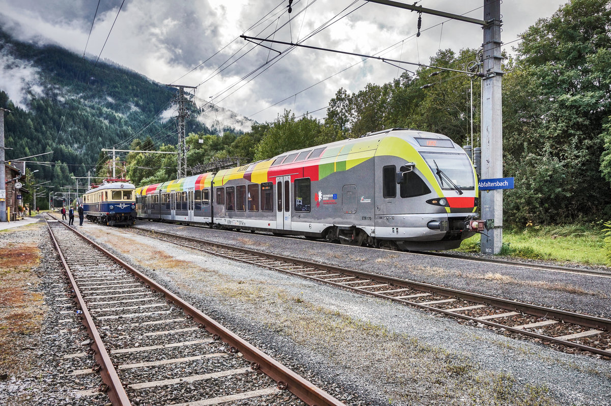 Alt trifft neu im Bahnhof Abfaltersbach

LINKS:
4042.01 der NBiK als SR auf der Fahrt von Lienz nach Sillian.

RECHTS:
ETR 170 135 als REX 1861 auf der Fahrt von Fortezza/franzensfeste nach Lienz.

Aufgenommen am 16.9.2017.