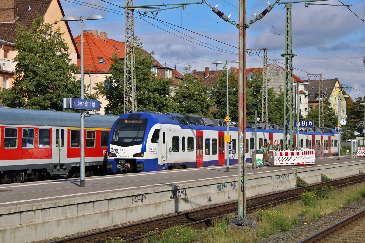 Alt trifft neu! Ein neuer FLIRT 3 XL der S-Bahn Hannover (3427 086) steht vor dem WFL-Reservepark für den Ersatzverkehr auf der S3. (25.09.2022)