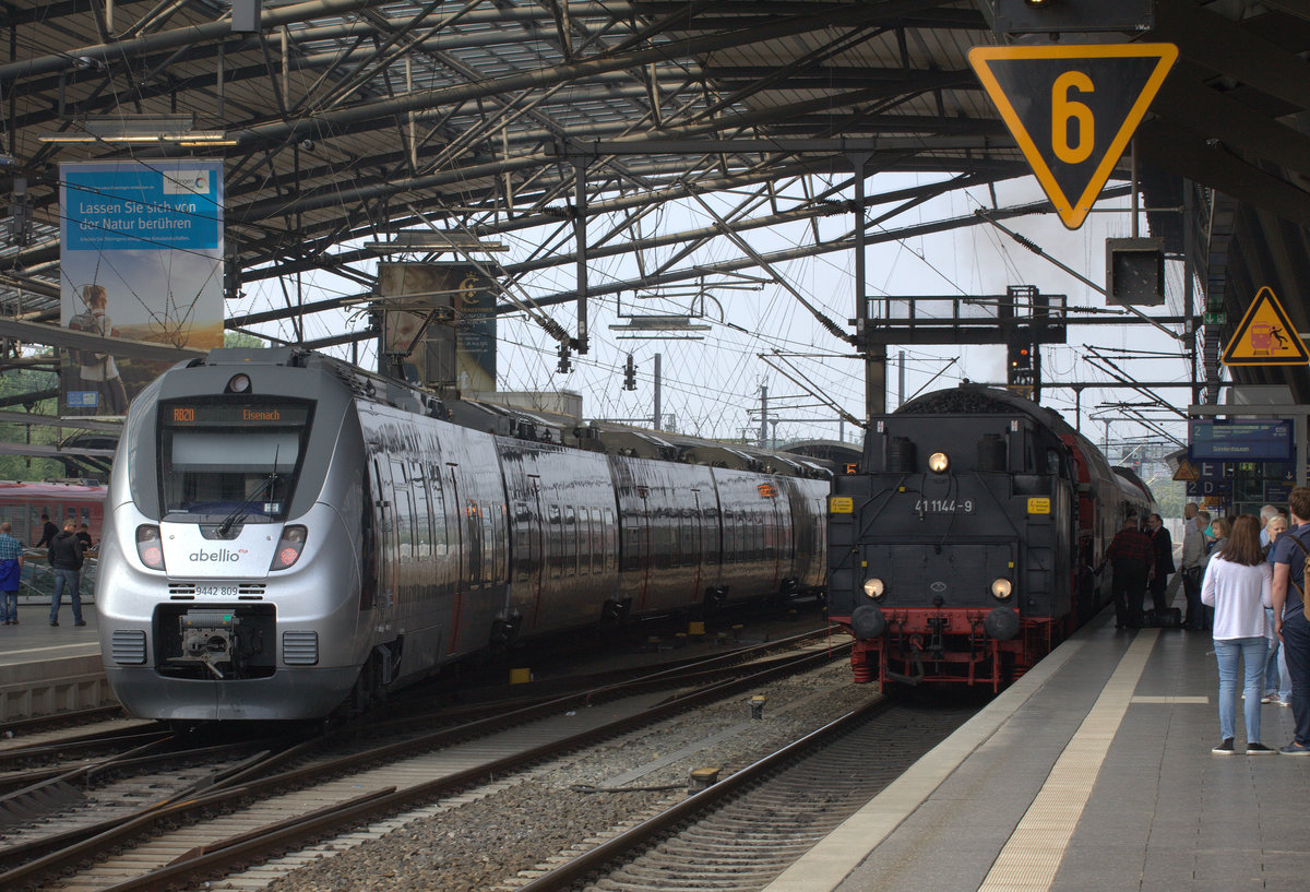 Alt trifft neu in Erfurt Hbf. 9442 869 trifft auf 41 1144-9.28.05.2016 10:55 Uhr.