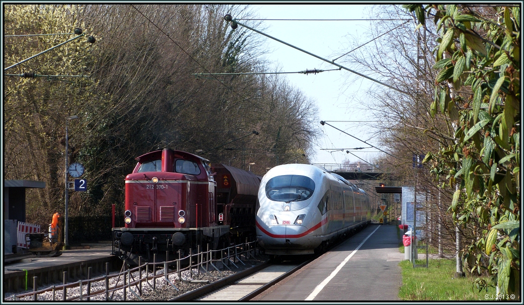 Alt trifft Neu, hier zu sehen die 212 mit Schotterwagen und der durchfahrende ICE3
nach Frankfurt.Bildlich festgehalten whrend der neuen Gleisverlegung am Haltepunkt
Eilendorf (KBS 480) im April 2012.
