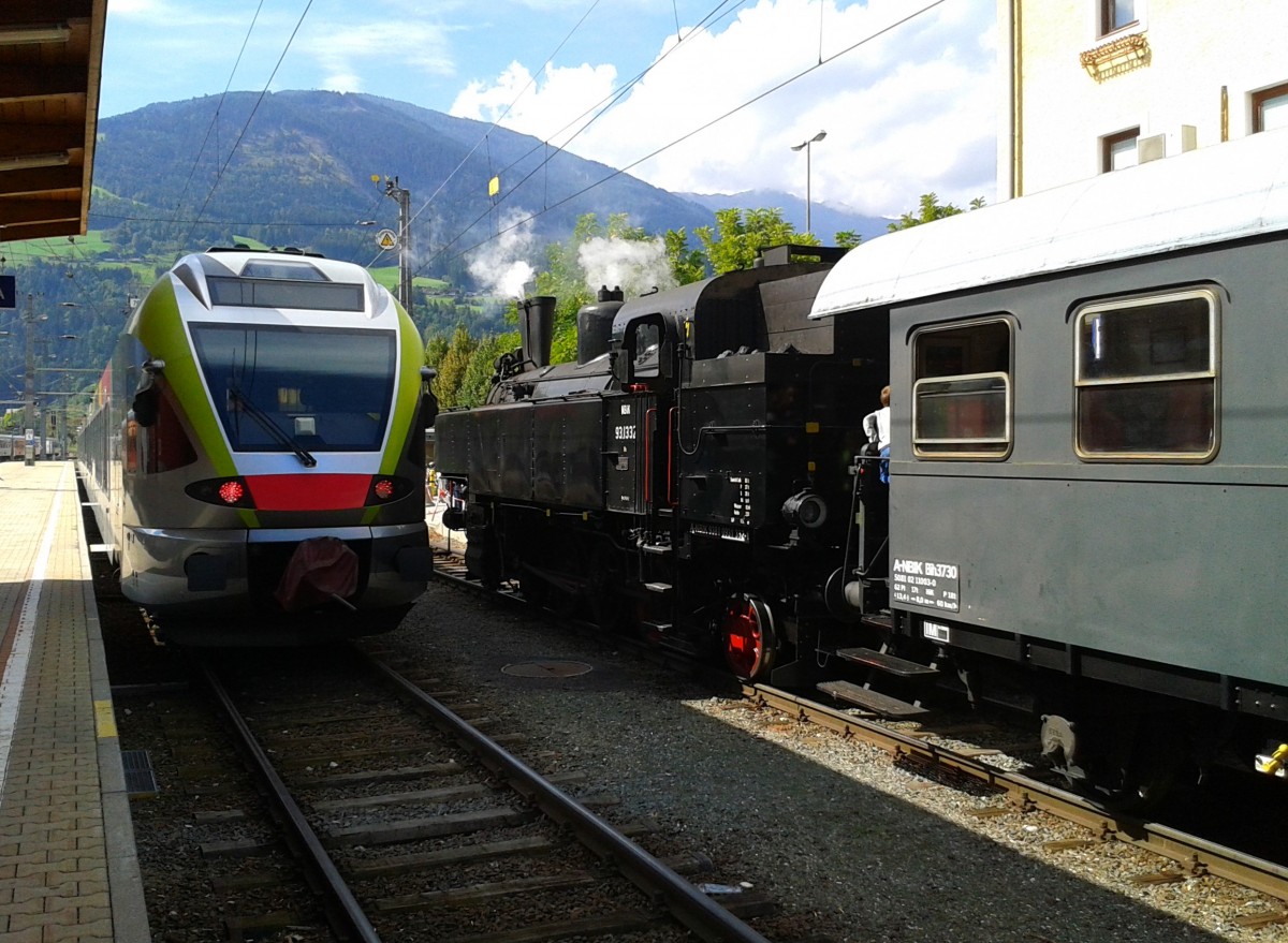 Alt trifft Neu! Links ein Flirt, einer der modernsten Nahverkehrstriebwagen Europas und rechts die 93.1332 der NBiK mit dem SR 14838 von Spittal-Millstättersee. Aufgenommen am 19.9.2015 in Lienz.