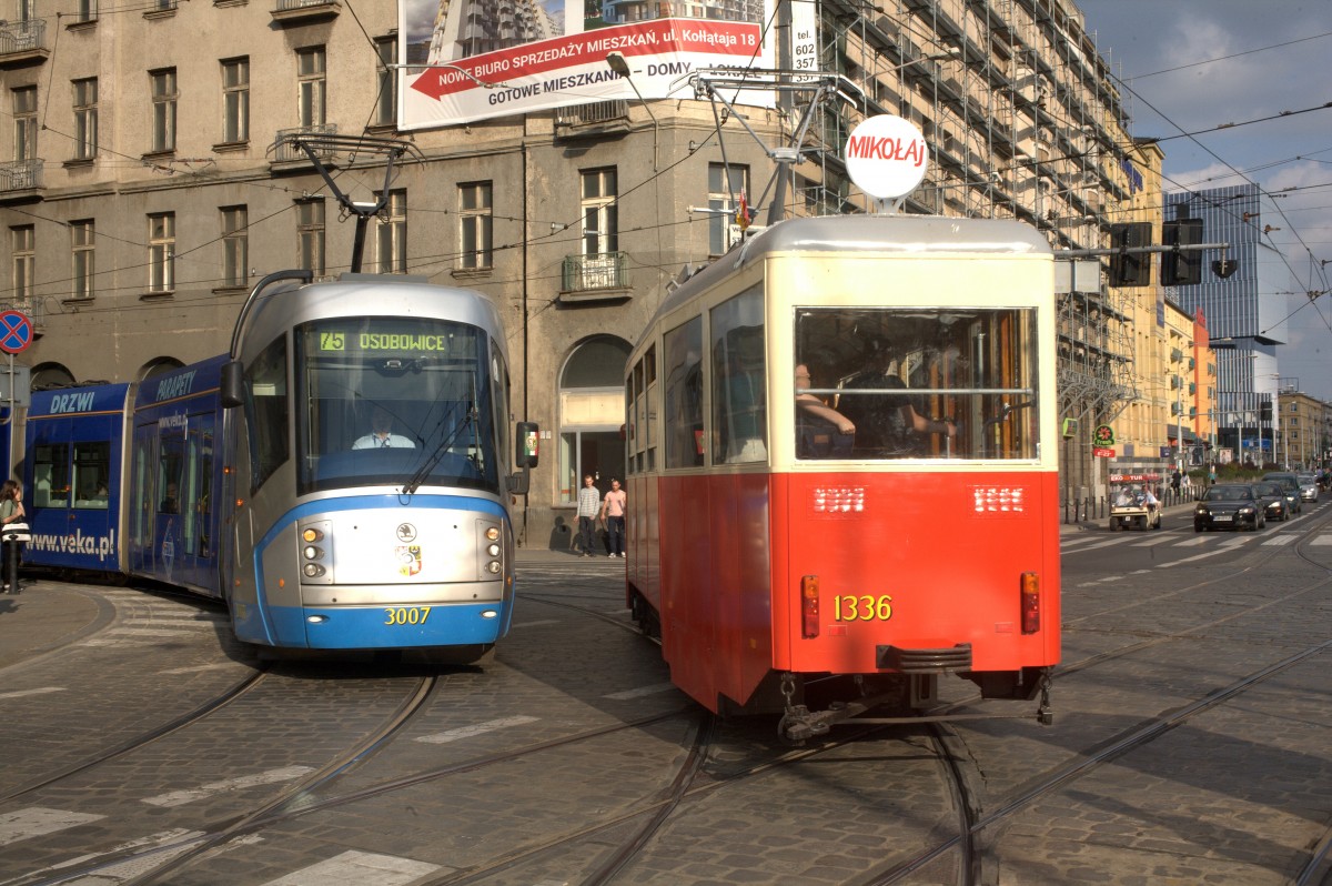 Alt trifft neu, Straßenbahnimpressionen aus Wroclaw, Nähe Wroclaw Glowny  aufgenommen. 20.09.2014  16:26 Uhr.