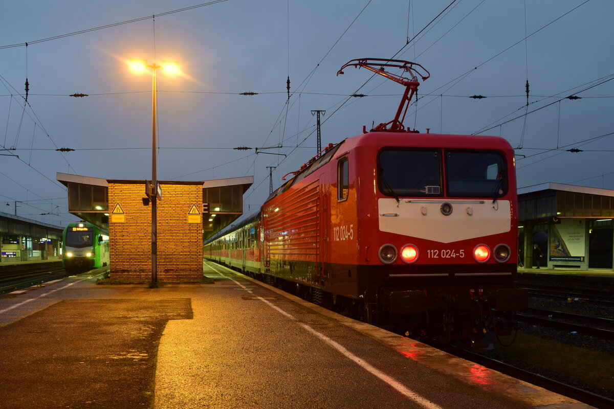 Alt trifft neu. Während links die grünen Züge seit einiger Zeit in Oberhausen zum gewohnten Bild gehören ist die Farbe rot in Oberhausen planmäßig sogut wie garnicht mehr zu finden. Seit kurzem verkehren jedoch werktäglich morgens und Abends 3 Ersatzzüge und es wirkt fast wie in alten Zeiten. Hier steht 112 024-5 in Oberhausen mit ihrem Ersatzzug bereit nach Emmereich.

Oberhausen 19.01.2022