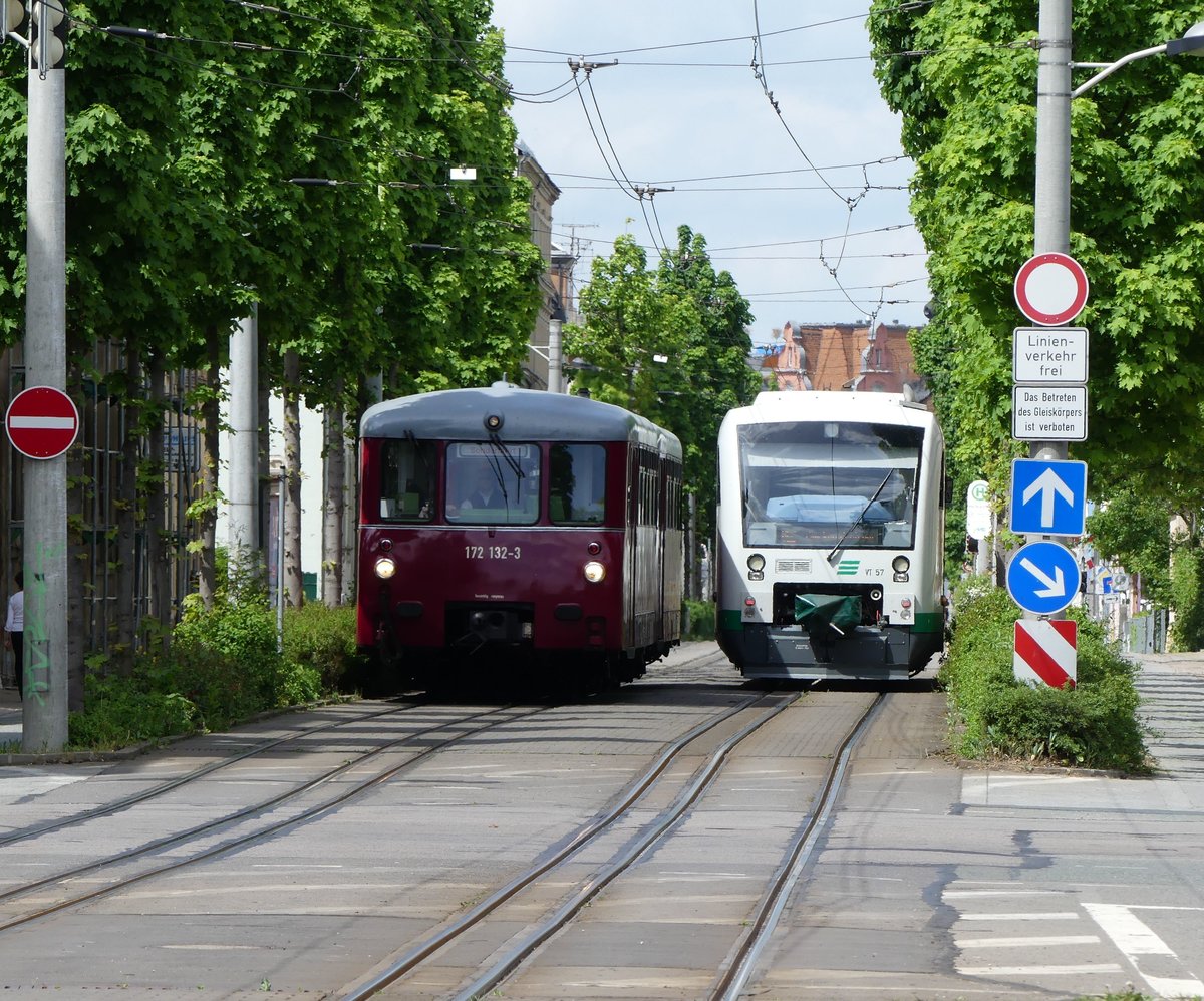 Alt trifft neu.Ferkeltaxen 172 132 und 172 171 triffen auf der Äusseren Schneeberger Strasse in Zwickau auf VT 57 der VBG.21.05.2016.  