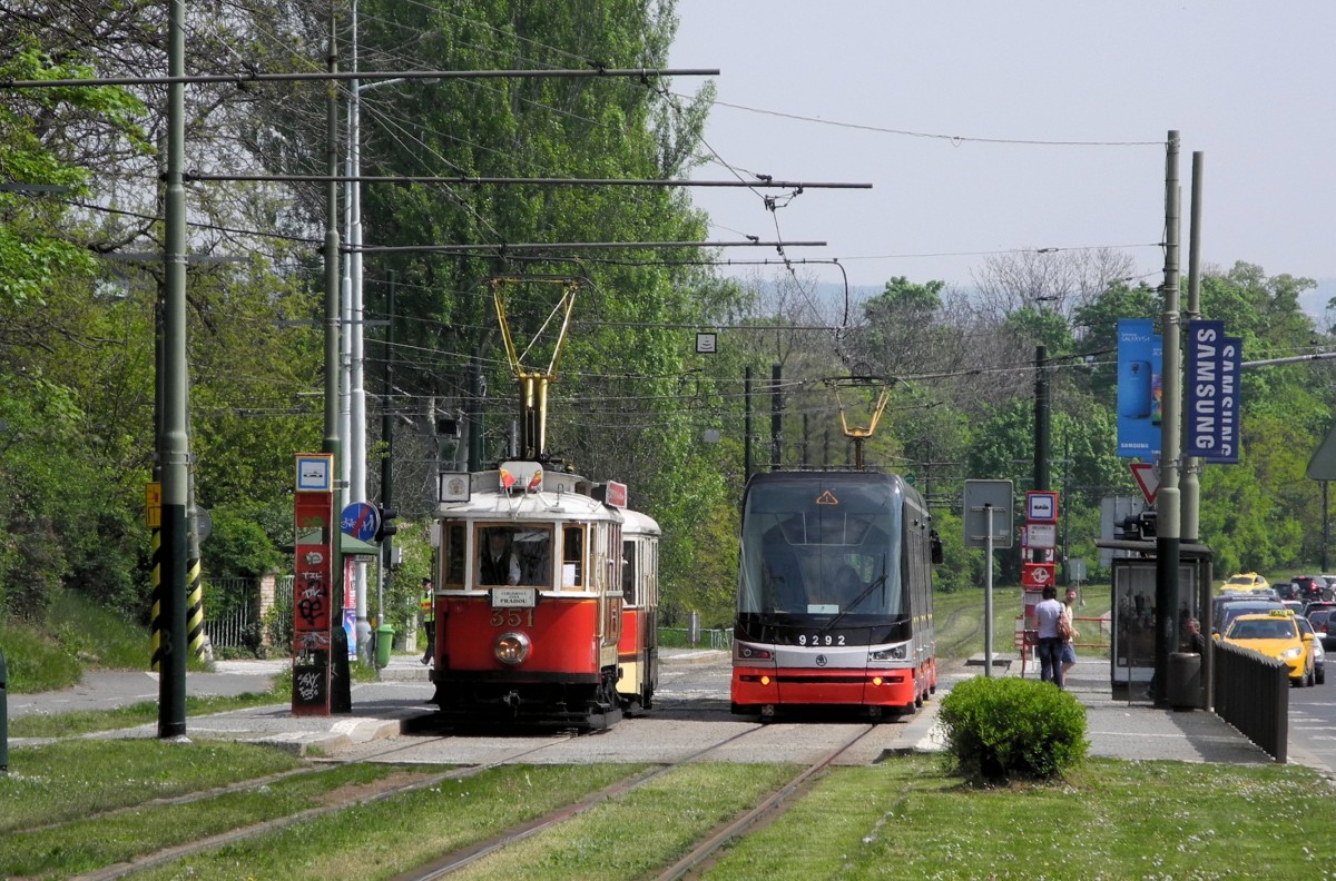 Altbau 351 am 25.04.14 am Halt Brusnice/Praha