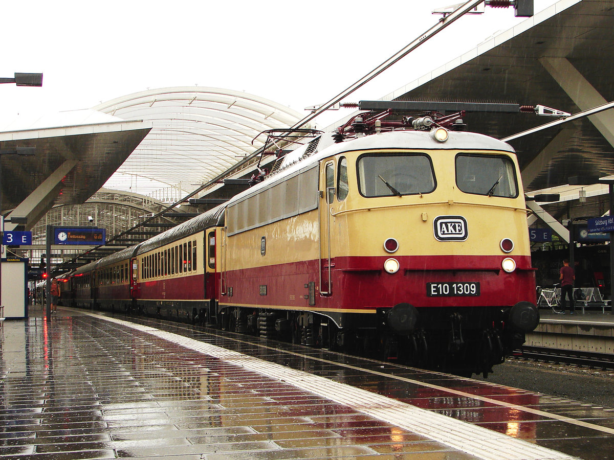 Altbau E-Lok vor dem Trans Europ Express: AKE Rheingold von Pörtschach nach Deutschland bei der Aufenthalt in Salzburg Hbf.
E10 1309, Salzburg Hauptbahnhof, 02.07.2017.