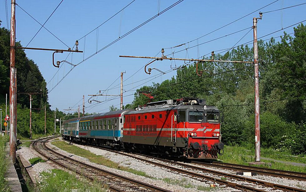 Altbau Elektrolok 342022 erreicht am 24.5.2011 mit ihrem Personenzug Laze auf dem
Weg in Richtung Zidani Most.