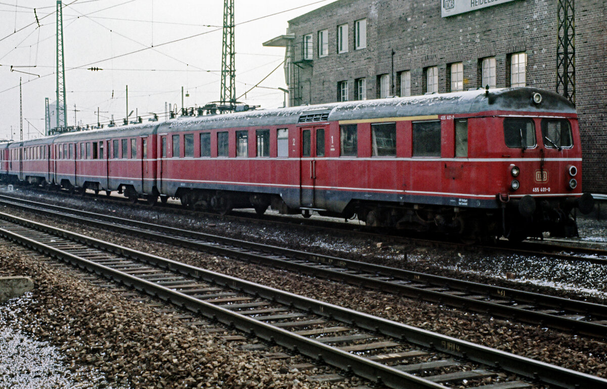 Altbau-ET 455 401 am 19.01.1986 bei der Vorbeifahrt am Bw. Heidelberg.