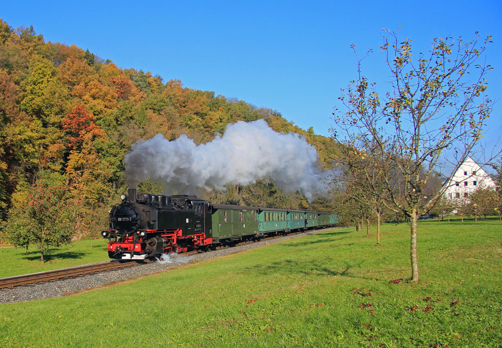  Altbauwagen im Planbetrieb  gab es wieder bei der Weißeritztalbahn zu sehen. Hier 99 1771-7 mit P5002 am Morgen des 29.10.2014 an der  Streuobstwiese  in Dippoldiswalde. 