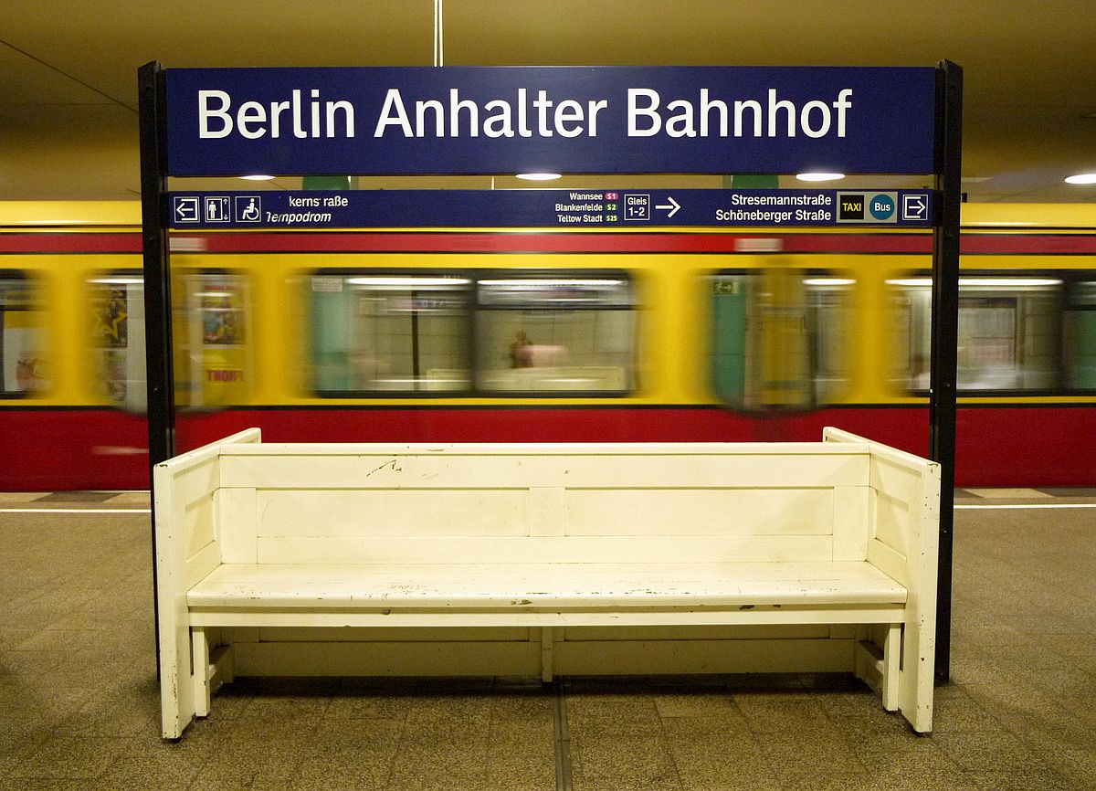 Alte Bank - neues Schild: an der Berliner S-Bahnstation  Anhalter Bahnhof . 25.5.2014