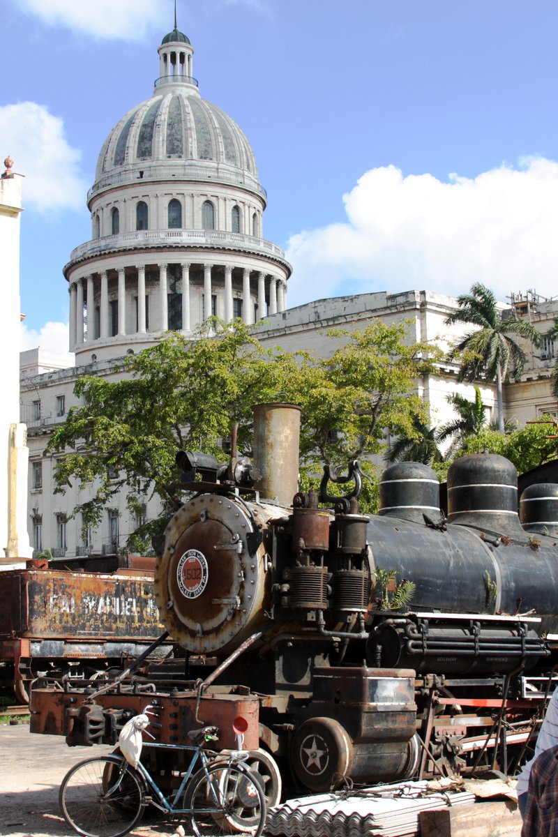 Alte Dampfloks bei der Restaurierung in Zentrum der Hauptstadt Havanna 02.12.2009