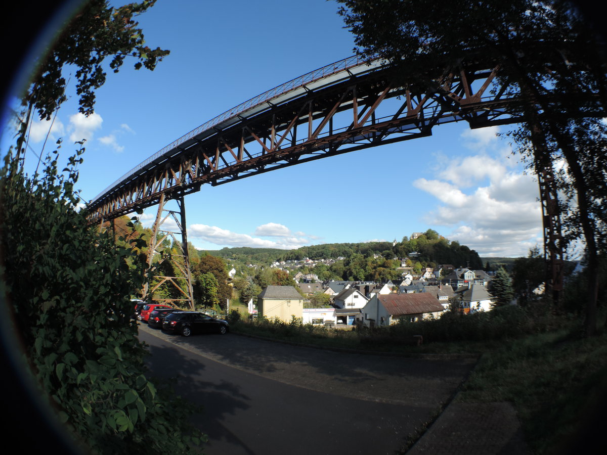 ALTE EISENBAHNBRÜCKE IN WESTERBURG/WESTERWALD-
immer wieder und immer noch beeindruckend: die 110-jährige und seit 1985 unter
Denkmalsschutz stehende Stahlträgerbrücke,neben dem Schloss auf dem Hügel im
Hintergrund DAS Wahrzeichen der liebenswürdigen Westerwälder Kleinstadt-
hier am 5.10.2016 durchs fisheye-Objektiv betrachtet...