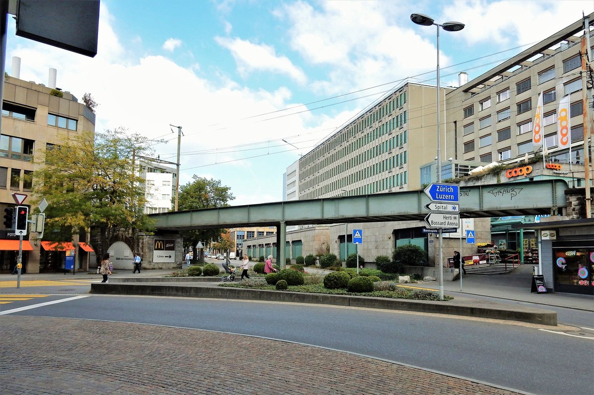 Alte Eisenbahnbrücke über die Baarerstrasse, für die Züge in Richtung Gotthard. Stadt Zug, Kanton Zug, Schweiz - 02.10.2014