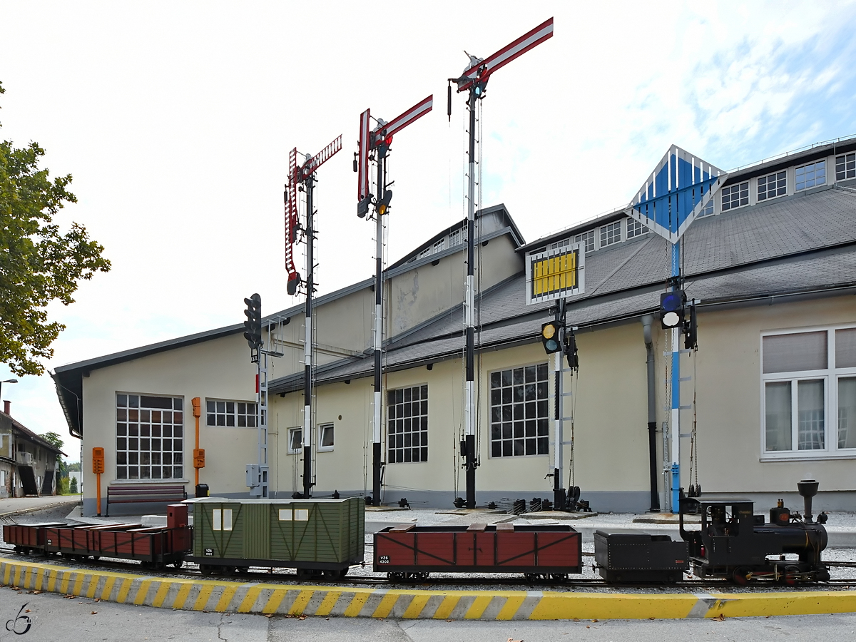 Alte Formsignale und eine kleine Gartenbahn waren Ende August 2019 im Eisenbahnmuseum Ljubljana zu entdecken.