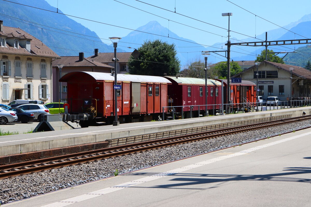 Alte gedeckte G�terwagen am 09.07.26 in St. Maurice Bhf vom Bahnsteig aus fotografiert