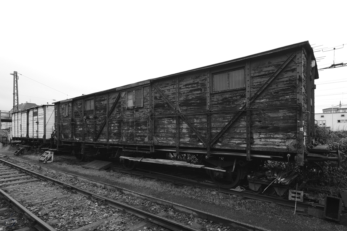 Alte Güterwagen mit Bremserhaus im Eisenbahnmuseum Neustadt an der Weinstraße. (Dezember 2014)