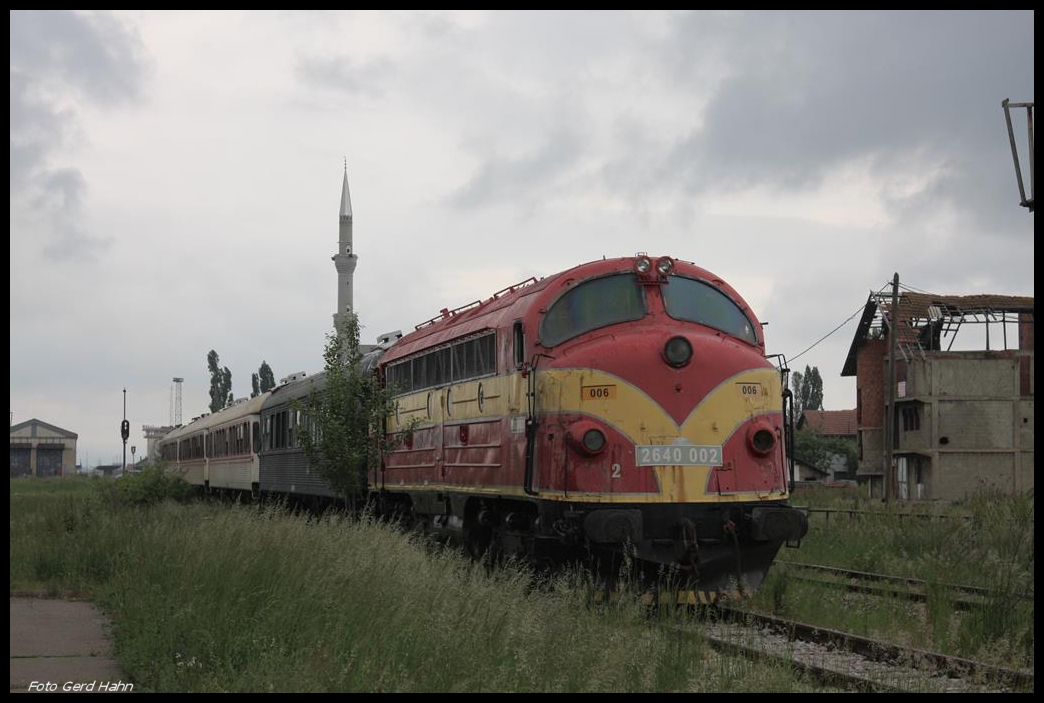 Alte Lok, eine verfallene Werkhalle und eine moderne Moscheen auf einen Blick. Die Gegensätze im Kosovo! Wobei die NOHAB 2640-002 hier am 21.5.2017 im Depot Fushe Kosove sicherlich schon bessere Tage erlebt hat.