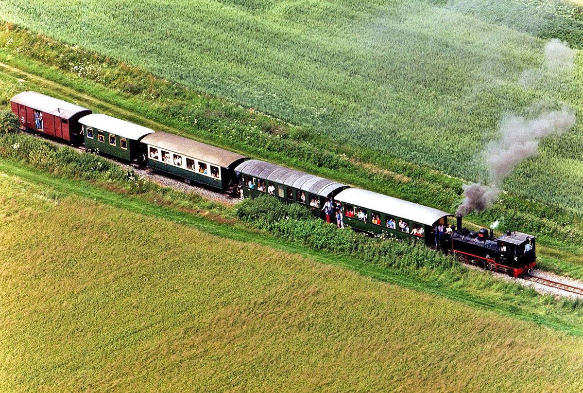 Alte Luftaufnahme vom Sommer 1985 der Öchsle-Museums-Schmalspurbahn bei einer Fahrt durch Oberschwaben. Gezogen von der 99 633 - Maschinenfabrik Esslingen, Baujahr 1899.