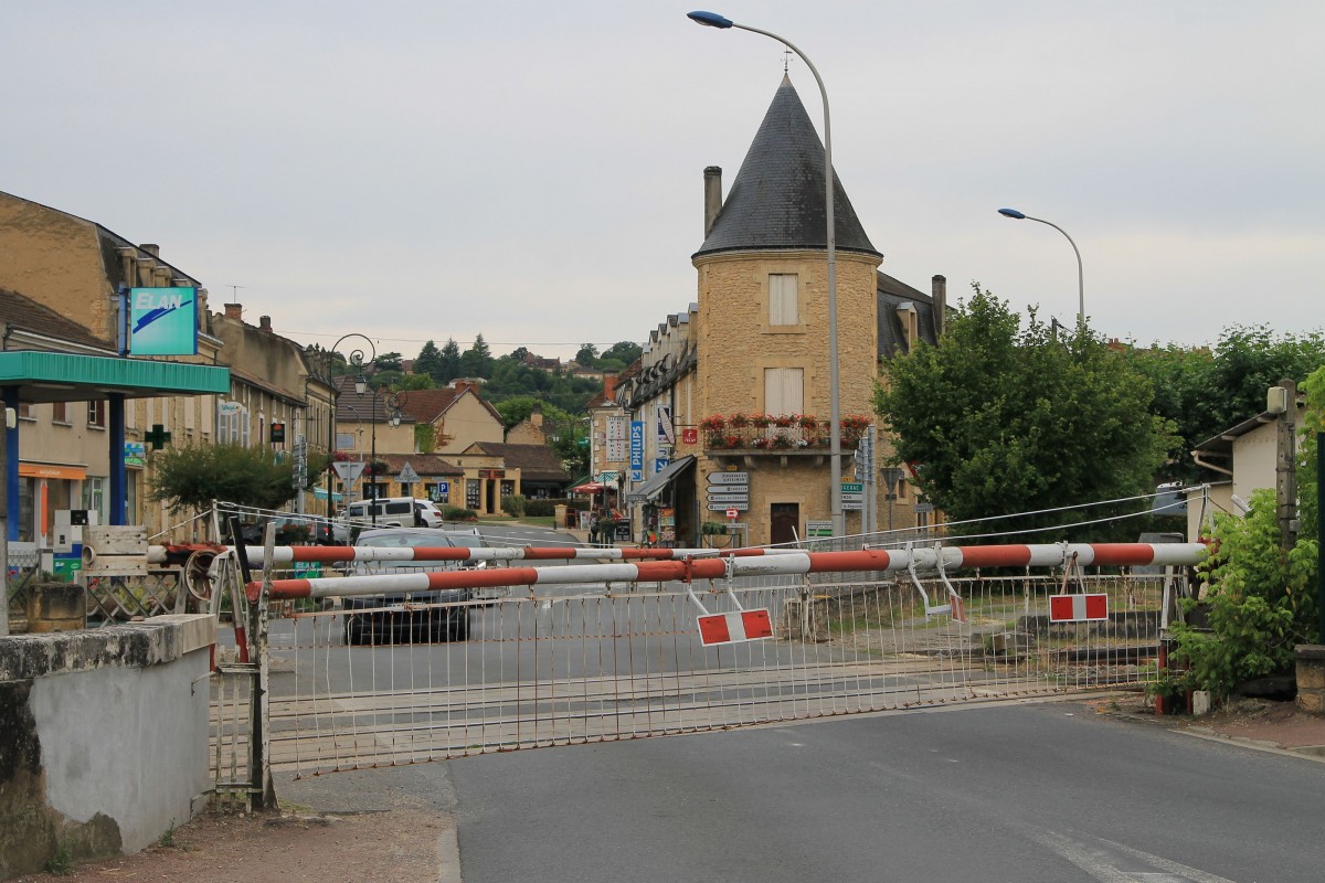 Alte mechanische Bahnübergang bei die Avenue des Sycomores in Le Buisson am 3-7-2014.