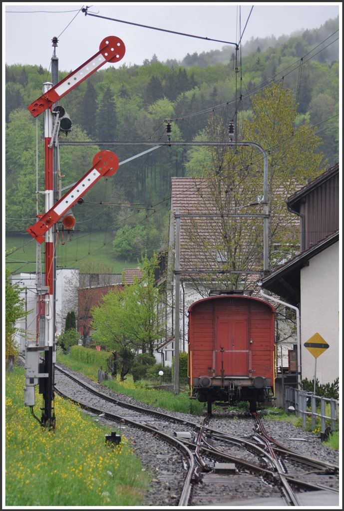 Alte Signaltechnik in Bäretswil. Wer genau hinschaut erkennt, dass das Signalbild nicht der Stellung des  Engländers  entspricht. (03.05.2015)