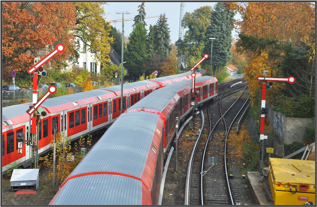 Alte Signaltechnik bei der S-Bahn Hamburg in Blankenese. Der linke Zug fährt nach Wedel und der Andere nach Airport/Poppenbüttel. (30.10.2015)