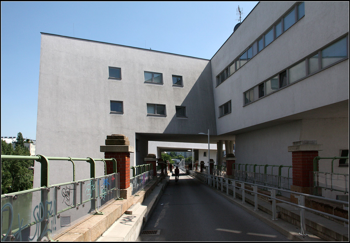 Alte Stadtbahntrasse -

Ein Blick hinunter unter den Häusern von Zaha Hadid hindurch in Richtung der Station Friedensbrücke. Die Bahntrasse wurde wie die gesamte Stadtbahn von Otto Wagner gestaltet, was sich bis heute hier erhalten hat. Das andere Gleis des Verbindungsbogens traf erst weiter hinten auf diese Trasse um dann gemeinsam zur Nußdorfer Straße über Bahnanlagen hinweg zu führen.

04.06.2015 (M)