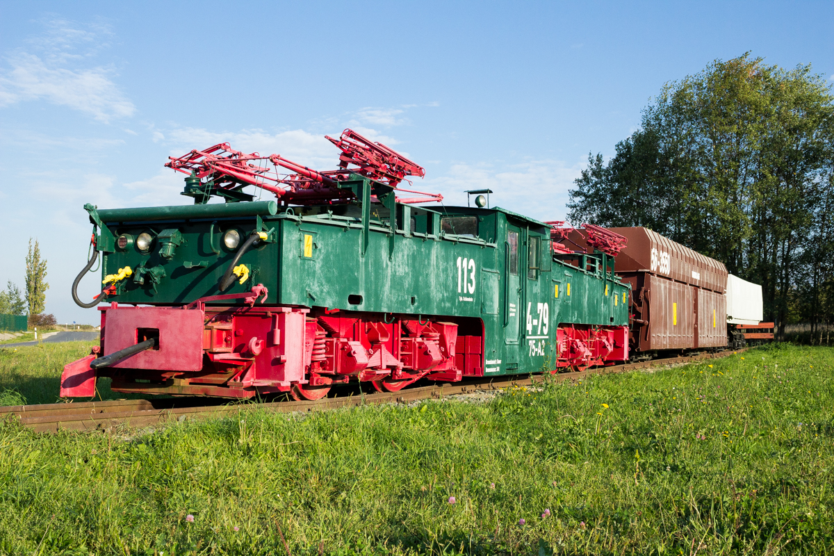 Alte Tagebaulok steht mit ein paar Wagen in Schleehain, 10.10.2015