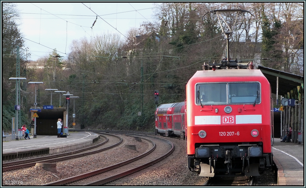 Alte Technik am Bahnsteig in Eschweiler am Silvestertag 2013. Die alte Dame schiebt ihren NRW Express gleich weiter in Richung Aachen Hbf. 