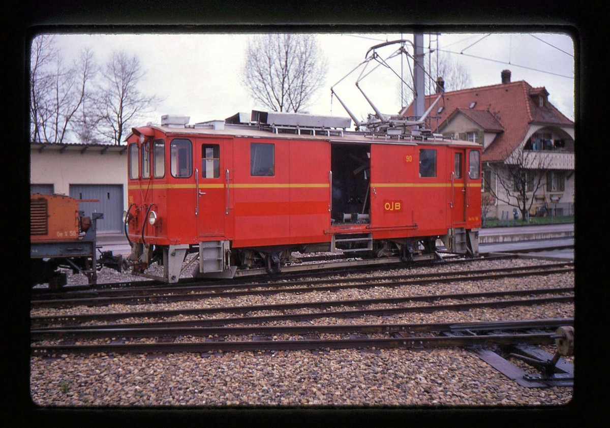 Alte Triebfahrzeuge in Langenthal (Oberaargau - Jura - Bahn OJB): Der Schneepflugwagen Xe2/2 90 kam 1969 von der eingestellten Sernftalbahn im Kanton Glarus. Dort war er 1955 aus den verschiedensten Bestandteilen von Abbruchwagen erbaut worden. 146 PS. 26.April 1970. 