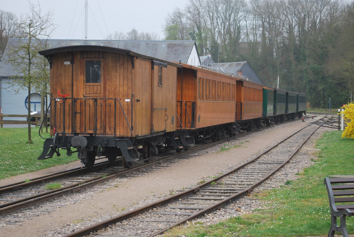 Alte Wagen vom  petit train de la Somme  im Bhf Saint-Valery am 3. April 2013 (Chemin de fer de la vallée de la Somme).