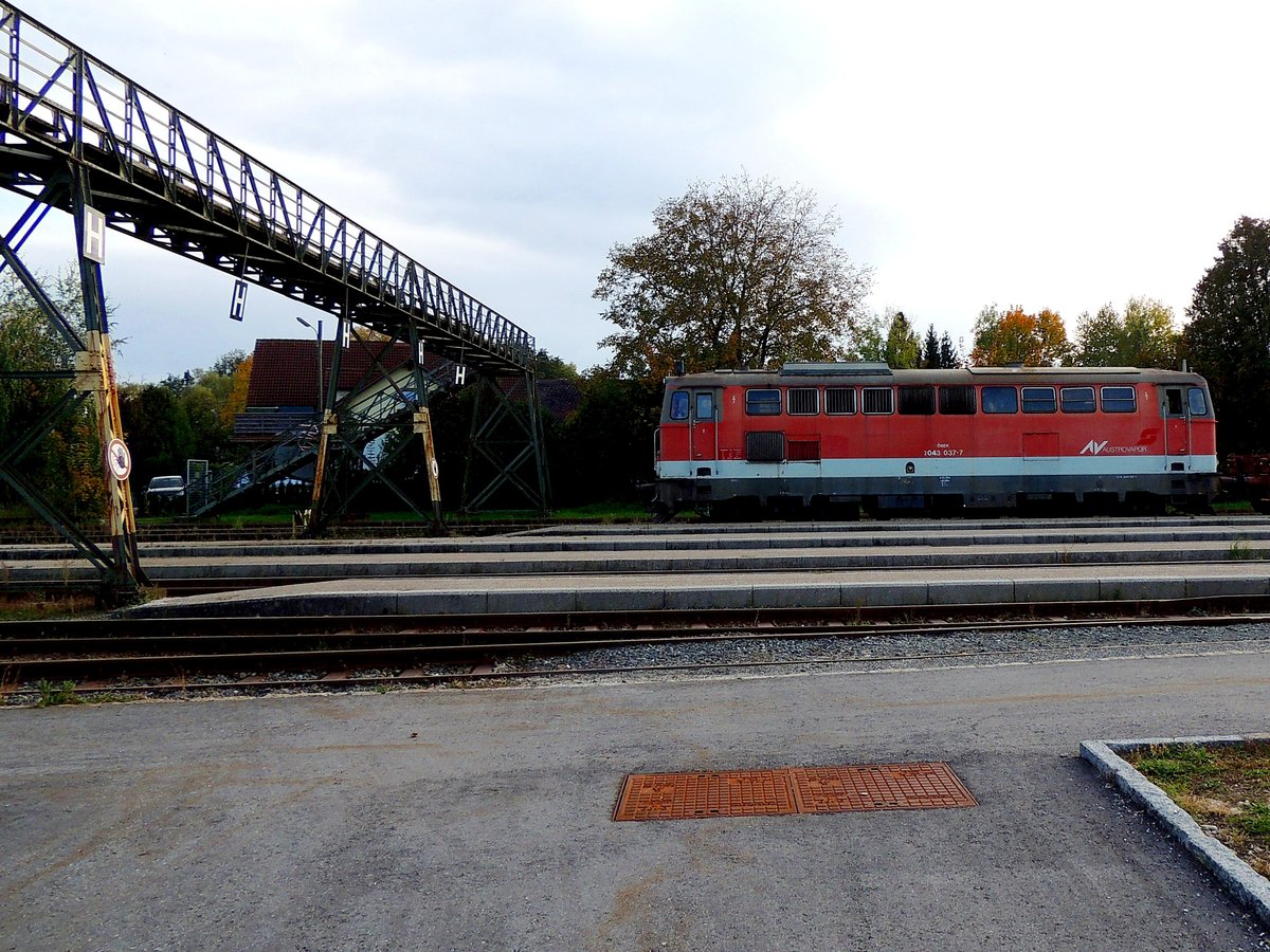  Alteisen  oder 2043 037-7 von AUSTROVAPOR wartet vor dem nun schon abgerissenen Bahnsteg in Ried; 191014