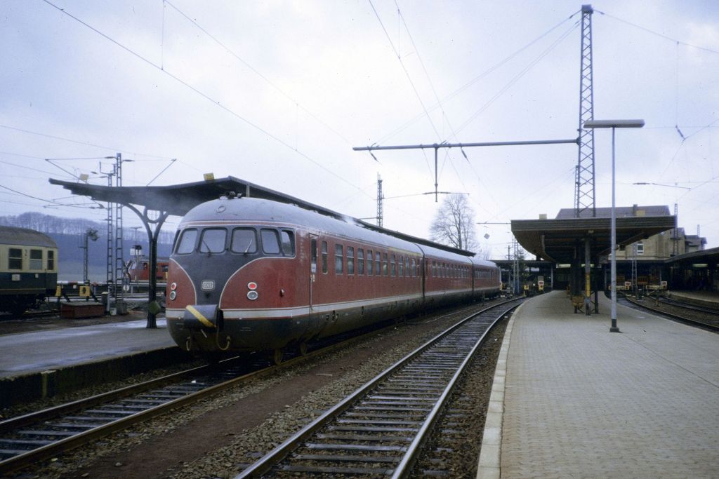 Altenbeken im März 1983 mit 613 und im Hintergrund 430.