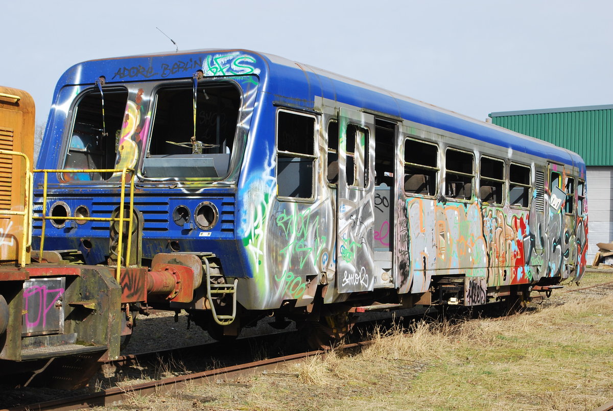Alter Dieseltriebwagen X97151 der SNCF im Bhf Raeren abgestellt (12. März 2017).