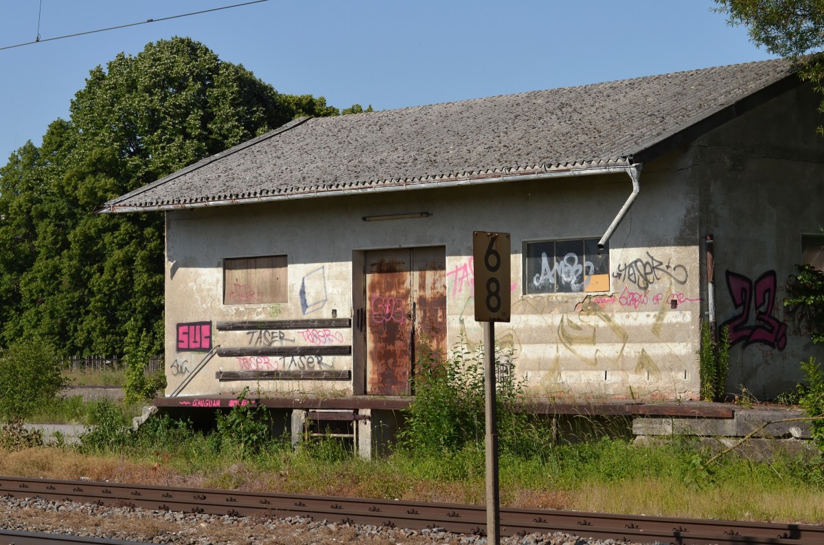 Alter Güterschuppen Bahnhof Gersthofen, wird demnächst mit dem Bahnhofgebäude abgerissen. 09.06.2014