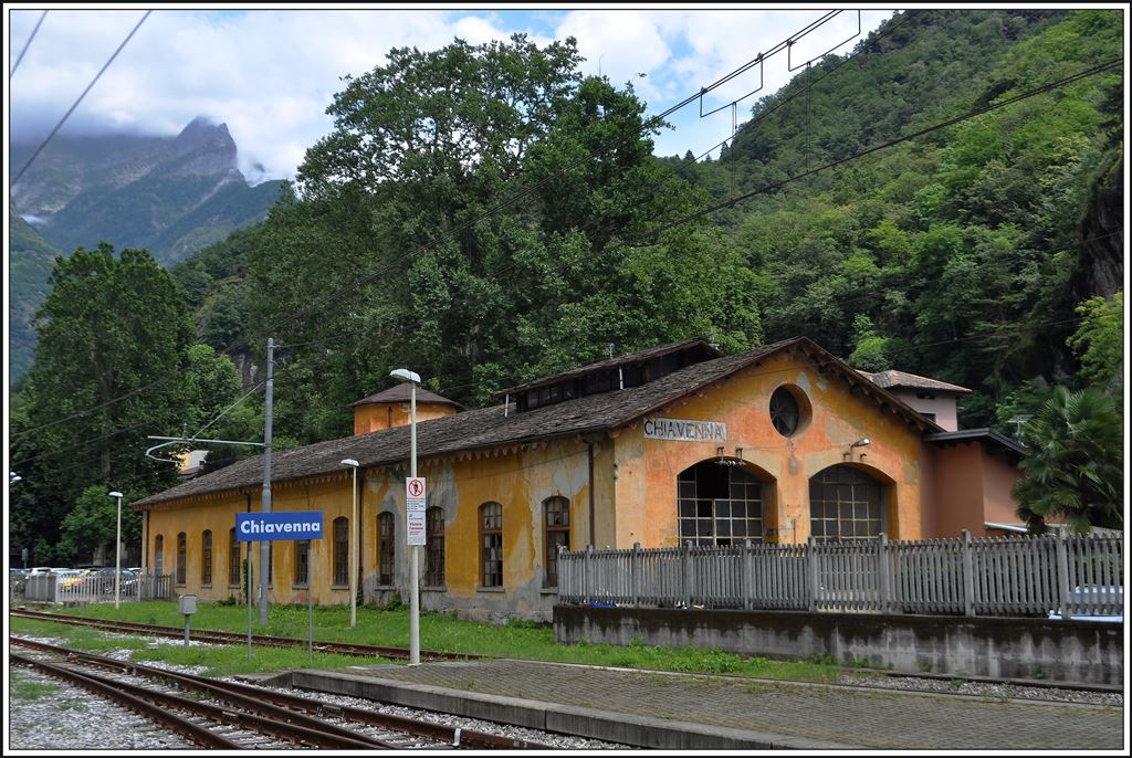 Alter Lokschuppen ohne Gleisanschluss in Chiavenna. (07.07.2014)