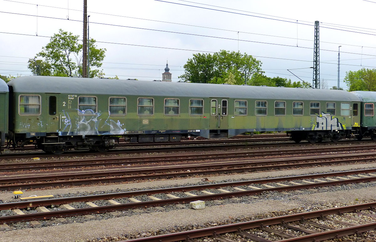 Alter Personenwagen mit der Nummer B4ymbg 50 80 21-53 927-7 abgestellt im Bahnhof Crailsheim 17.05.2018