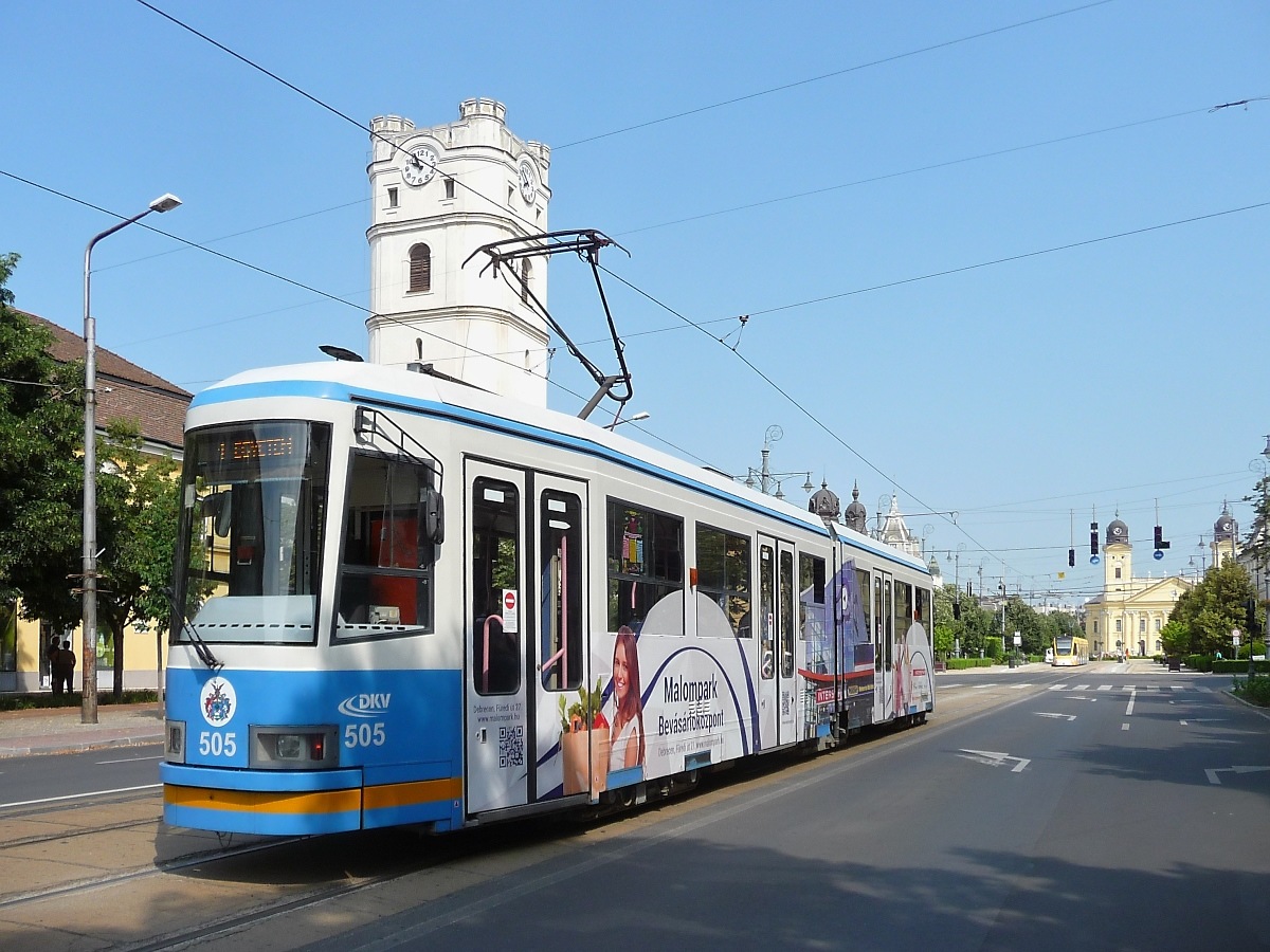 Alter Straßenbahn-Triebwagen Ganz KCSV6 505 in Debrecen vor der kleinen reformierten Kirche, 26.6.2016